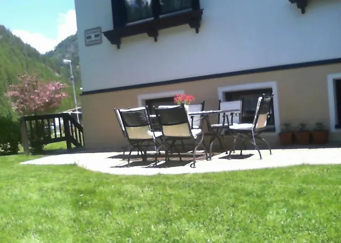 豪斯本杰明酒店 *